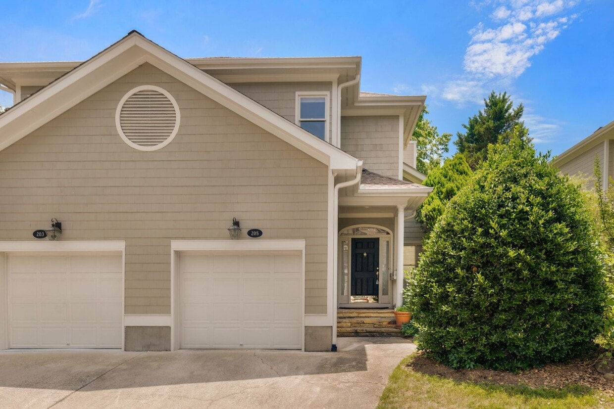 Light filled 2 bed, 2.5 bath townhome with garage minutes from UNC - Light filled 2 bed, 2.5 bath townhome with garage minutes from UNC