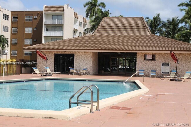 Foto del edificio - 6960 Miami Gardens Dr