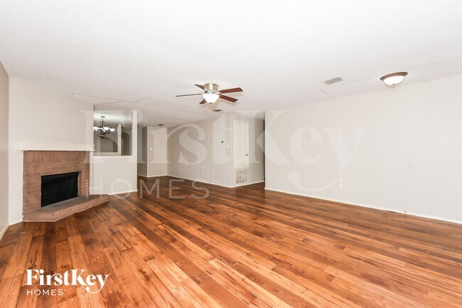 Foto del edificio - 614 Silvertop Rd