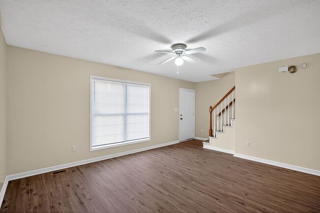 Building Photo - Newly Renovated Townhome in Presidential Lakes