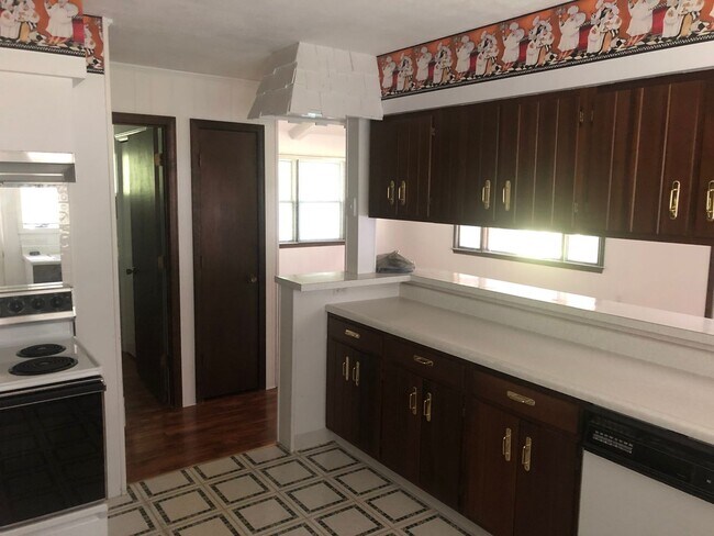 Foto del edificio - Quaint 2 bedroom perched atop 1.7 wooded a...