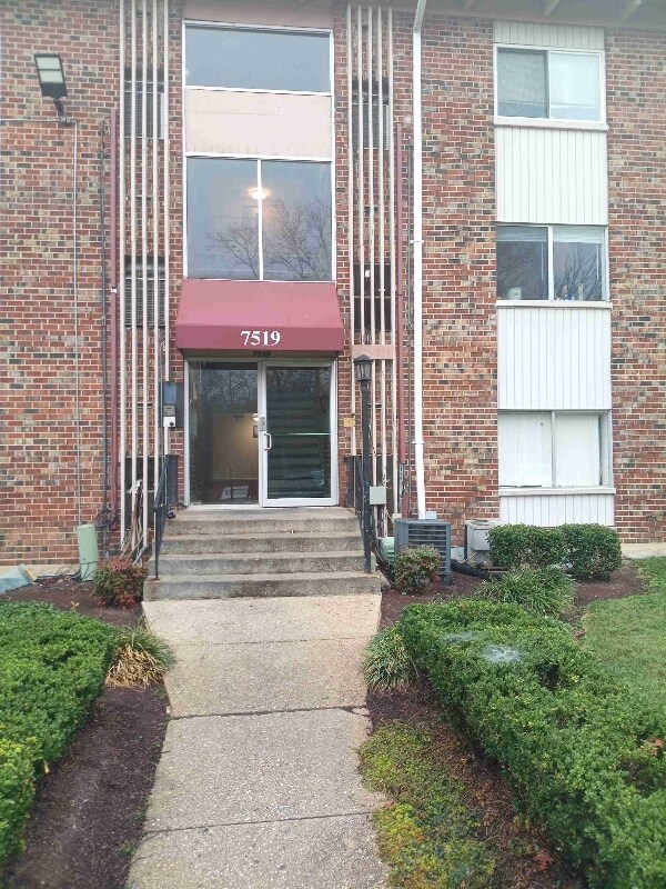 Foto principal - 7519 Riverdale Rd