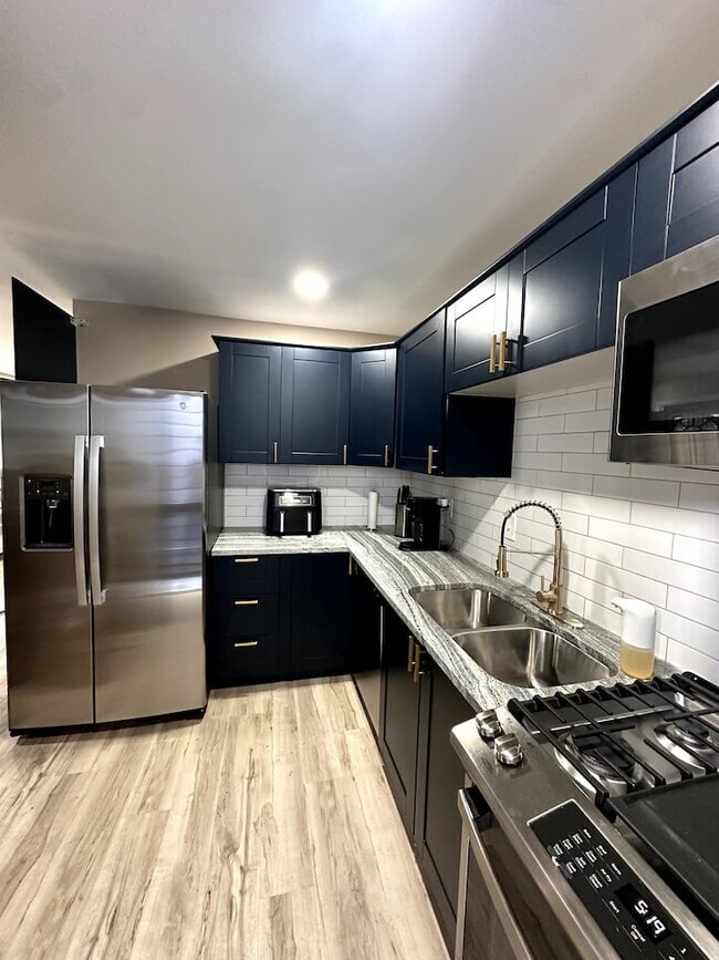 Foto del edificio - 861 E 4th Ave