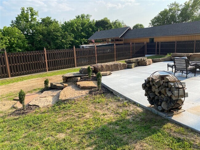 Foto del edificio - 6445 Dearing Rd