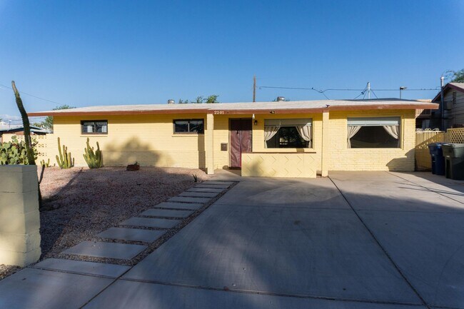 Building Photo - Charming Updated Vintage Home with Backyard Oasis