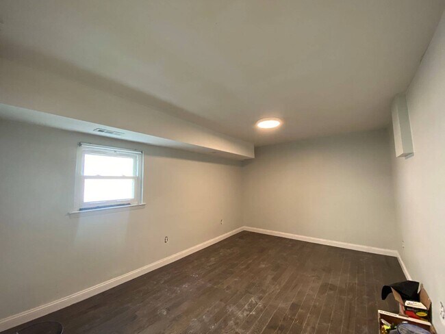 Building Photo - 112 Rockne St