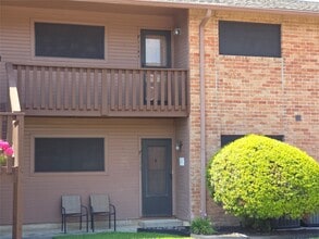 Building Photo - 801 River Rd