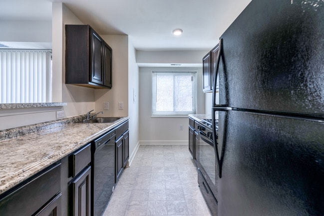 Eat in kitchen with window - Americana Southdale
