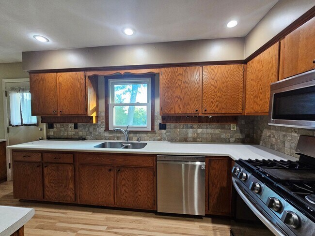 Foto del edificio - 3 bedroom 2 bath with additional lower lev...