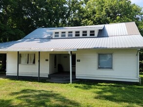 Building Photo - 709 Main St