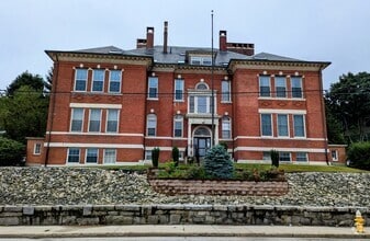 Building Photo - 926 Southbridge St