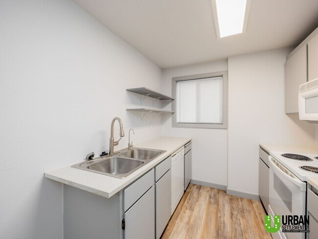 Building Photo - Charming 2-Bedroom Downstairs Condo with Community Pool