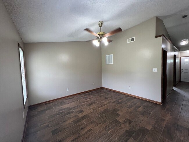 Foto del edificio - Nice two bedroom two bath home that is centrally located. Just minutes to Camp Lejeune, Camp John...