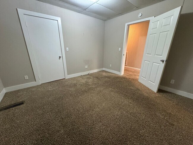 Building Photo - Four bedroom, two bathroom home near downt...