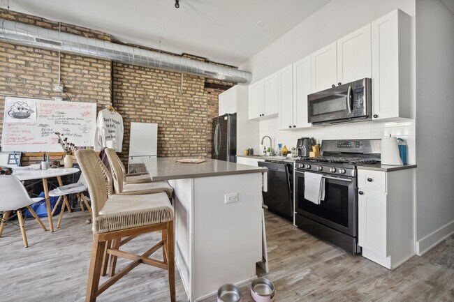 Foto del edificio - 1572 N Milwaukee Ave
