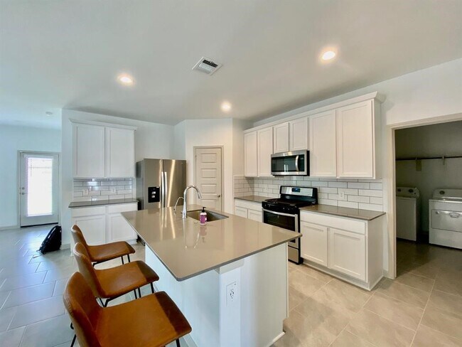 Building Photo - 1515 Wells Manor Ln