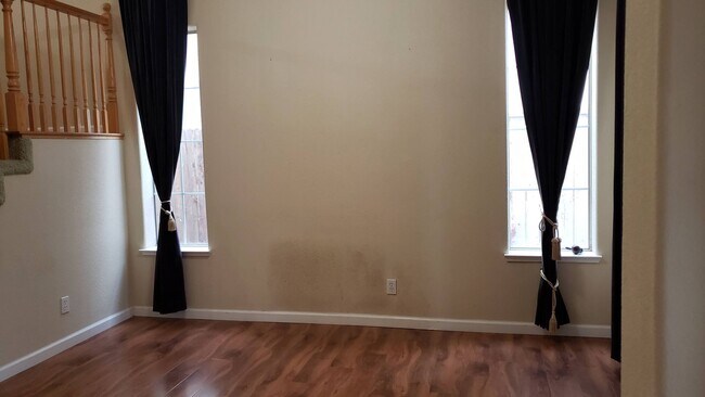 Foto del edificio - NICE TWO STORY IN WEST ROSEVILLE NEAR SCHO...