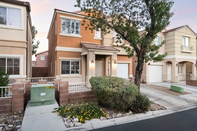 Building Photo - "Charming 2-Bed Oasis with 2.5 Baths in the Heart of Las Vegas with a 1 Car  Garage. – 1,404 Sq F...