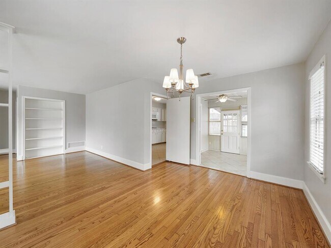 Building Photo - 1002 Waltway Dr