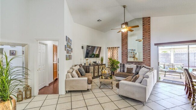 Foto del edificio - 1823 Adonis Ave