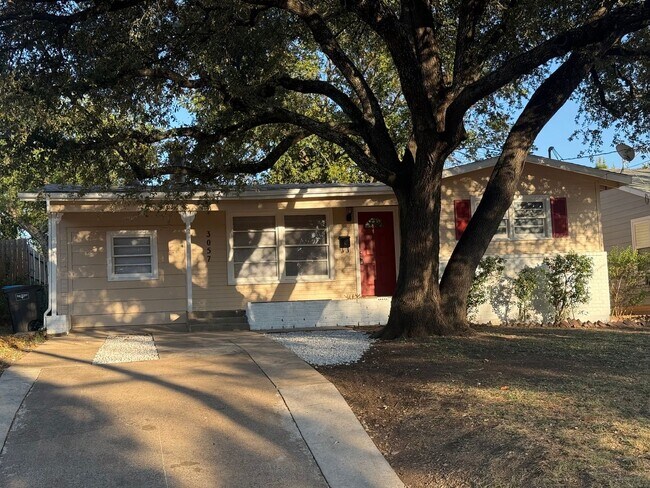 Building Photo - 2 bedroom 2 bathroom house 76116