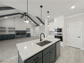 Building Photo - 6807 SW Basswood Ave