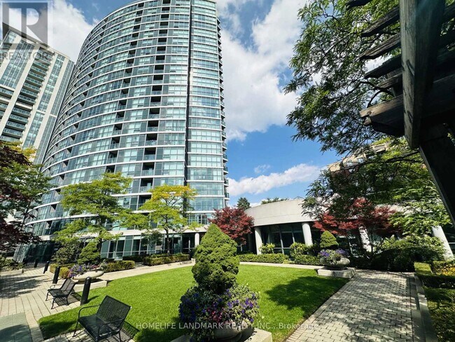 Photo du bâtiment - 28 Harrison Garden Blvd