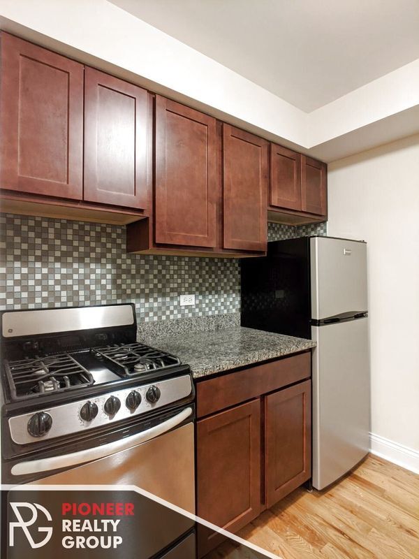 Building Photo - 555 W Arlington Pl