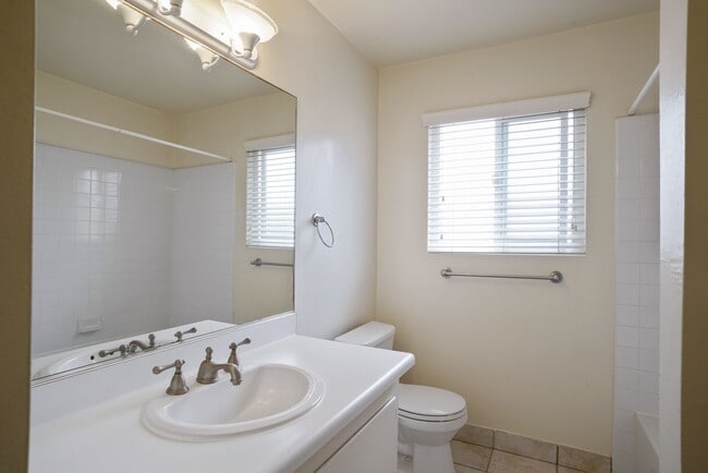 Building Photo - Terraces at Del Mar