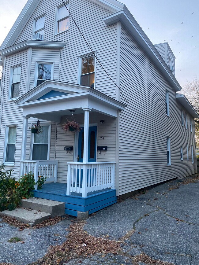 Building Photo - 154 College St