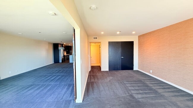 Building Photo - 933 Shore Line Dr