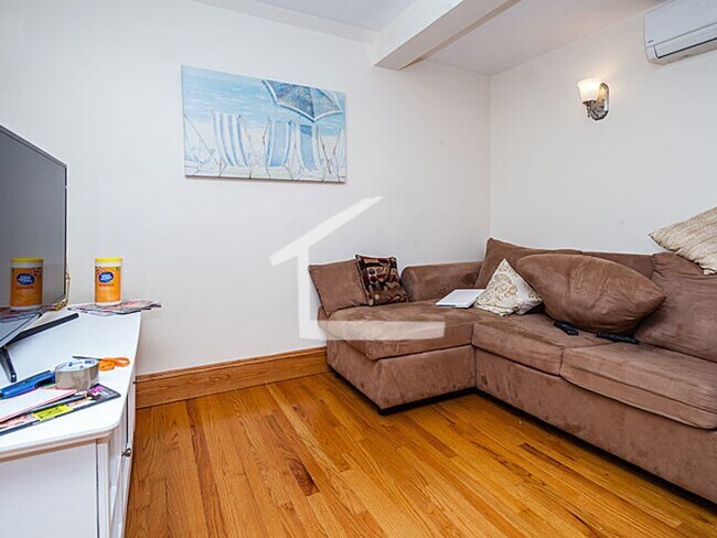 Foto del edificio - Nicely renovated, pet friendly 2 bed in the heart of Beacon Hill.
