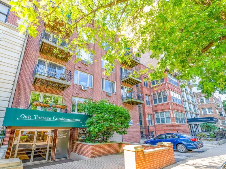 Foto principal - 435 W Oakdale Ave