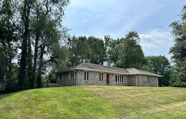 818 N Timberline Cir W