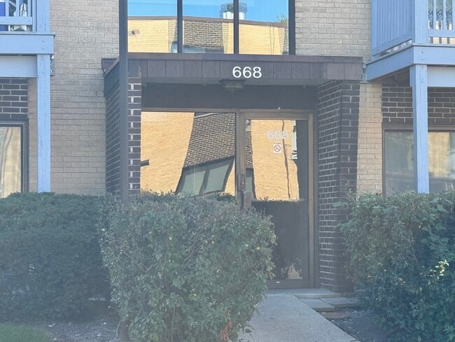 Building Photo - 668 Pinecrest Dr