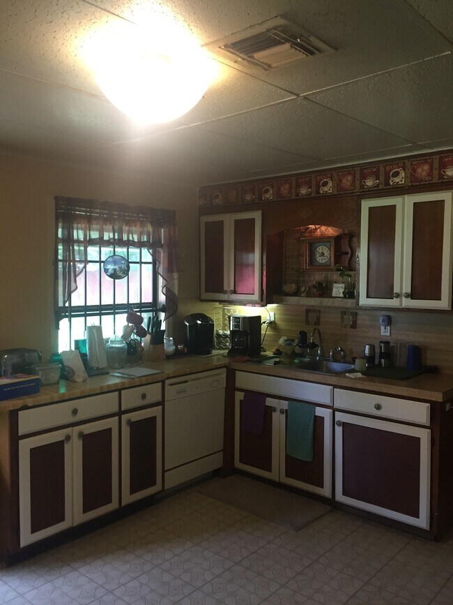 Building Photo - Three Bedroom House For Lease