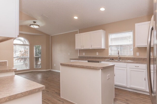 Building Photo - 565 Blue Water Ave