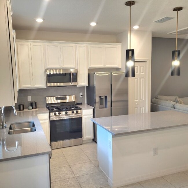 Building Photo - 3bed/2.5 Bths Townhome in Fishhawk. Lots o...