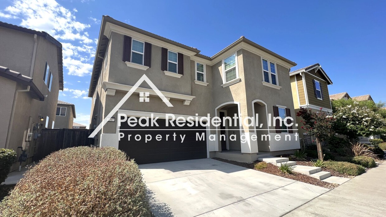 Foto principal - Newer North Natomas 5bd/2.5ba Home with 2 ...