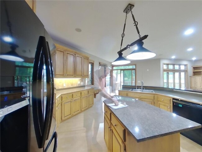 Building Photo - 8915 Umbria Pl N