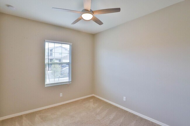 Building Photo - Spacious 4 bed 3 bath