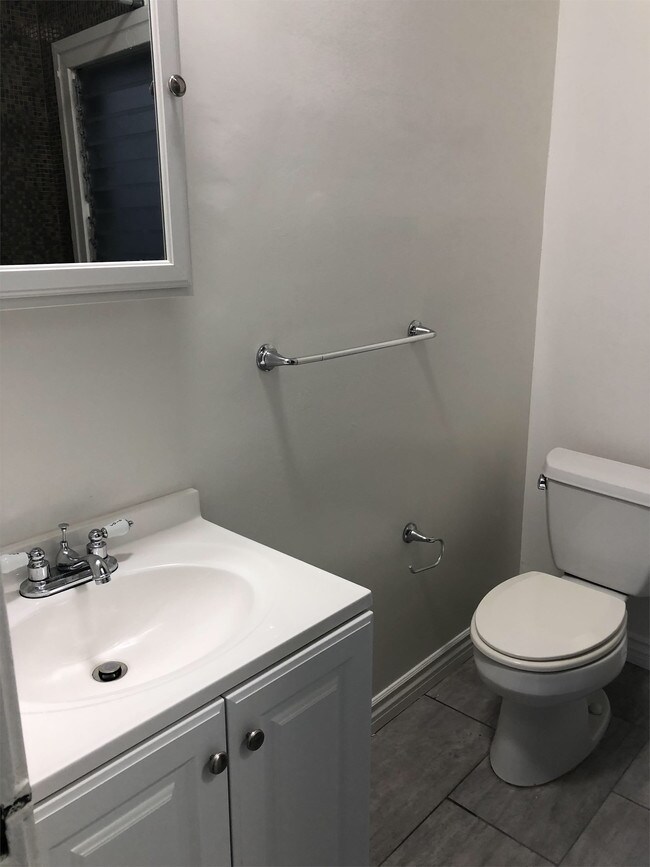 Building Photo - 240 S Reeves Dr