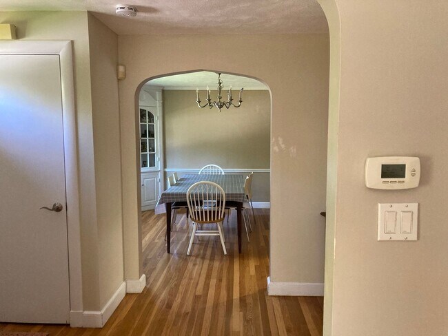 Foto del edificio - Gorgeously Renovated House in Newton 5bed/2.5 Bath - Parking included!