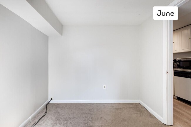 Foto del edificio - ROOM ONLY in 2-bed/1.0-bath Home