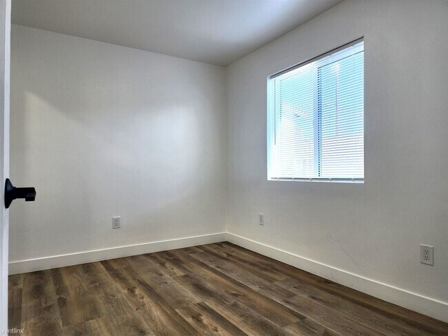 Building Photo - 1 br, 1 bath Triplex - 1830 Newton Avenue ...