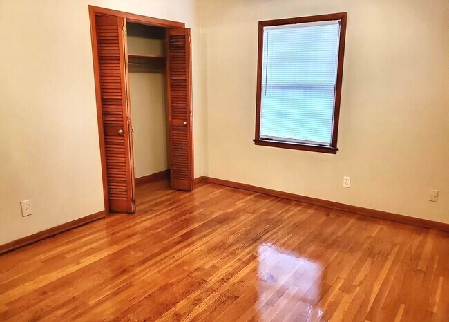 Foto del edificio - 3 bedroom 2 Bath Brick Charming Home! Avai...