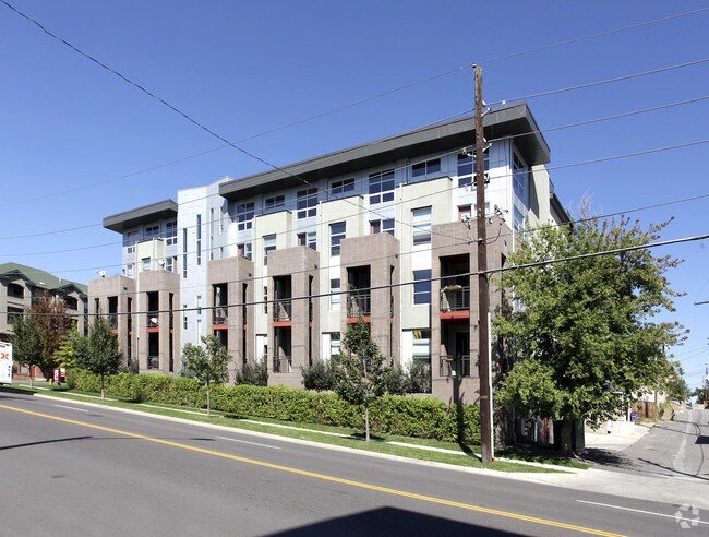 Building Photo - 2900 Wyandot St