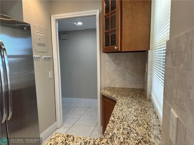 Building Photo - 2751 N Palm Aire Dr