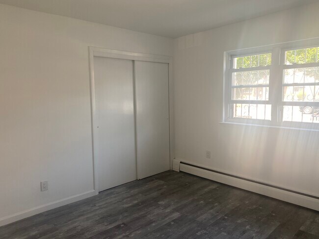 Building Photo - 958 Ashford St