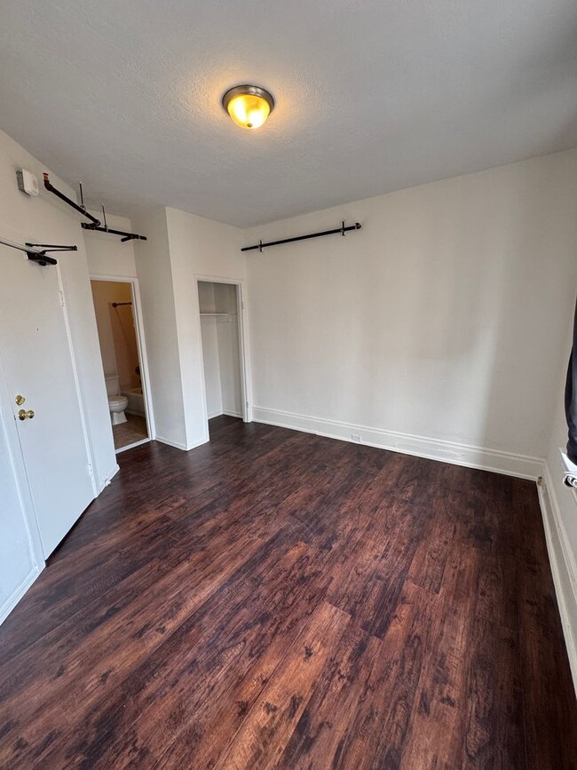 Building Photo - Modern Private Room with Attached Bath in ...